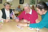 Foto: Seniorinnen beim SkipBo spielen.